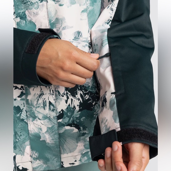 NWT- Roxy 3 in 1 Snowboarding or Skiing Jacket - Picture 5 of 11